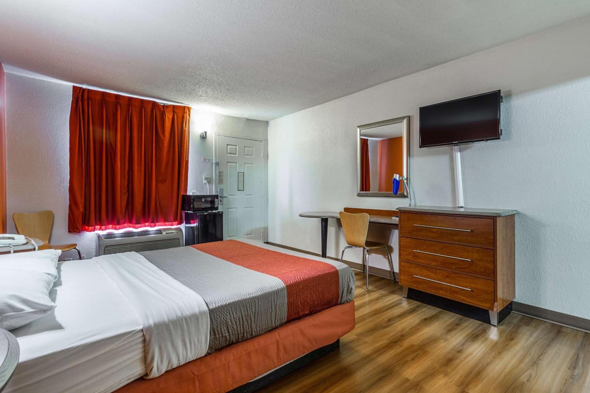 Deluxe King Room - Non-Smoking